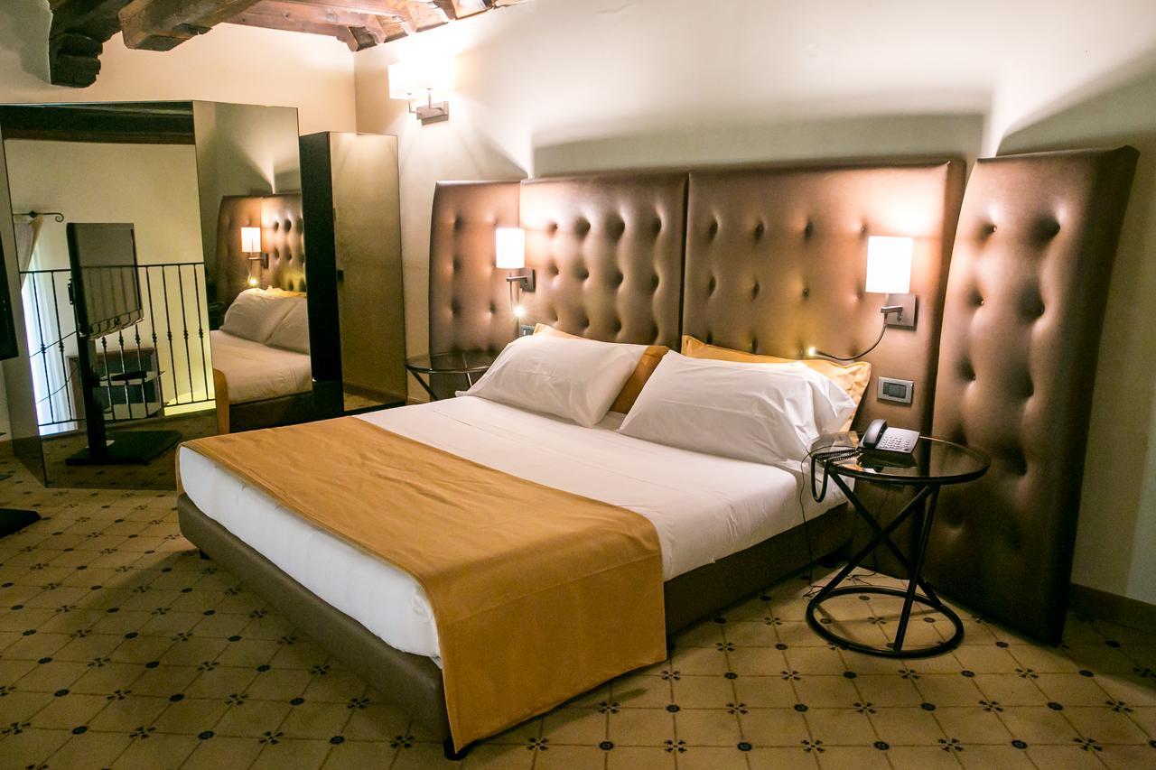 Hotel Castello Visconteo Cassano dʼAdda Esterno foto