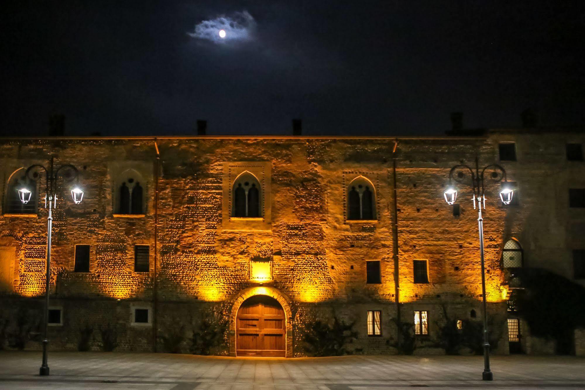 Hotel Castello Visconteo Cassano dʼAdda Esterno foto