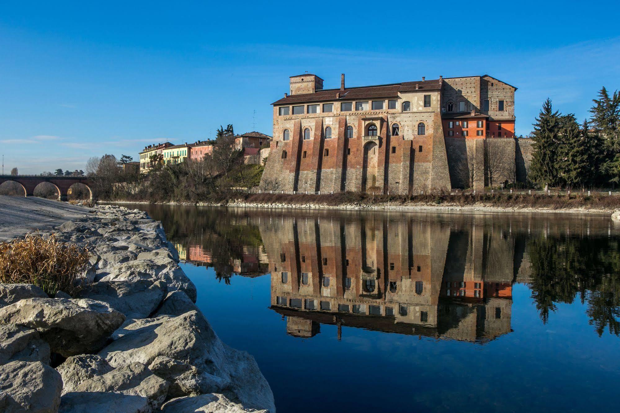 Hotel Castello Visconteo Cassano dʼAdda Esterno foto