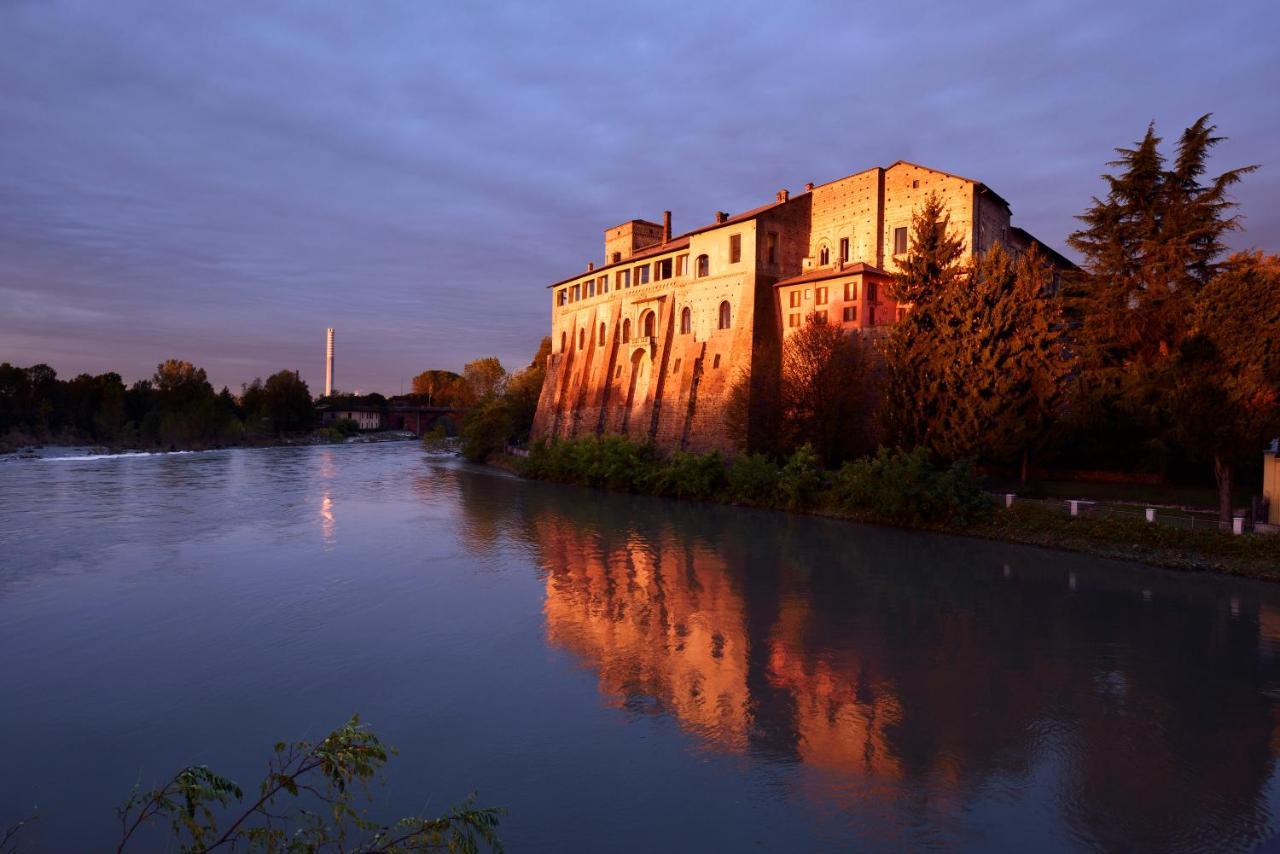 Hotel Castello Visconteo Cassano dʼAdda Esterno foto