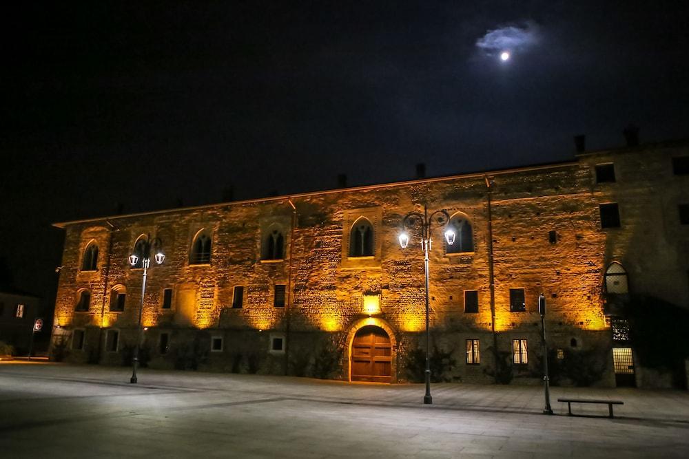 Hotel Castello Visconteo Cassano dʼAdda Esterno foto